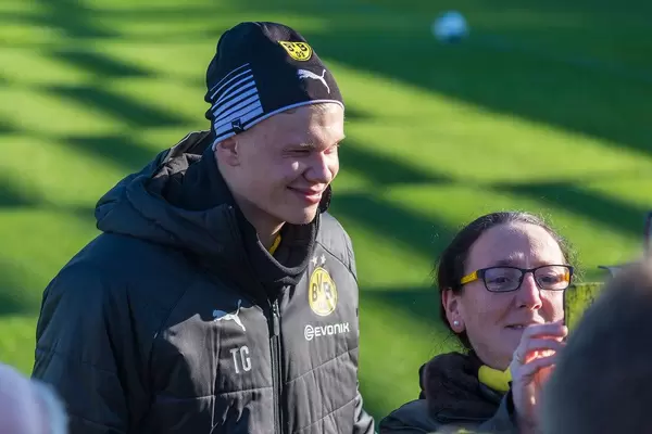 Der norwegische Stürmer Erling Haaland lernt die BVB Fans beim öffentlichen Training kennen