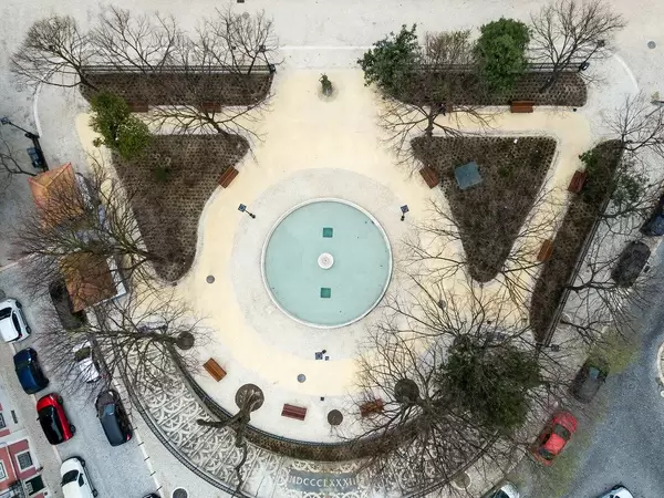 Der Park Jardim Augusto Gil aus der Vogelperspektive in Lissabon, Portugal