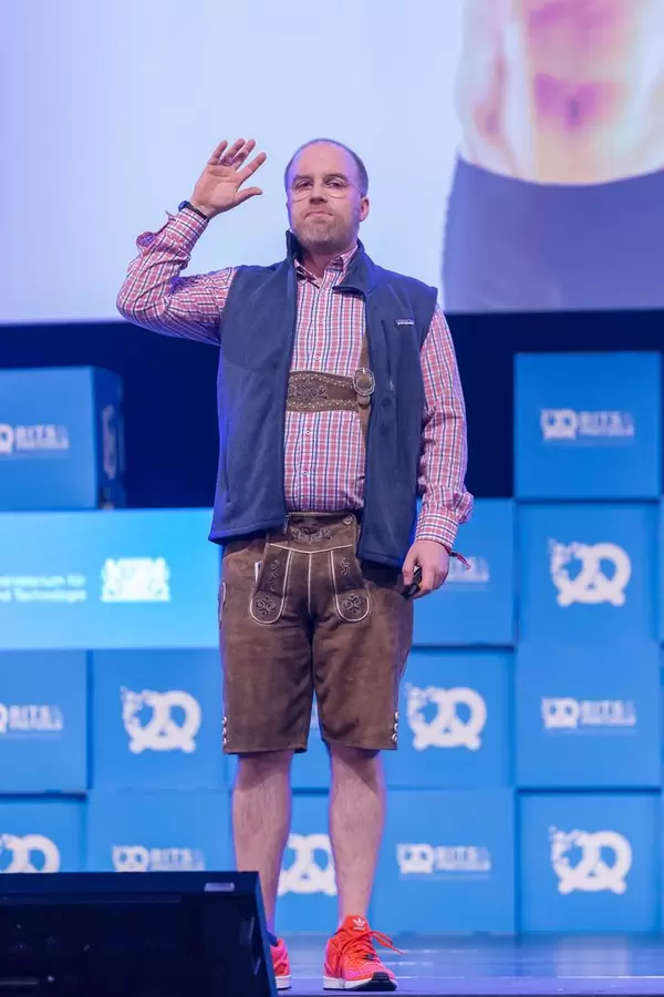 Der Pitch Doktor - Cristoph Sollich hebt die Hand bei seiner Rede auf dem Bits & Pretzels Festival in München