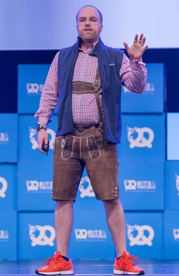 Der Pitch Doktor - Cristoph Sollich in traditionell bayrischen Lederhosen auf der Bühne als Sprecher auf dem Bits & Pretzels Festival in München