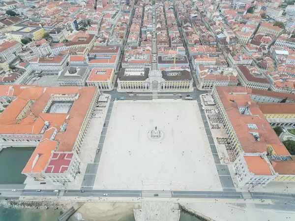Der Platz Praça do Comércio in Lissabon, Portugal (Drohnenfoto)