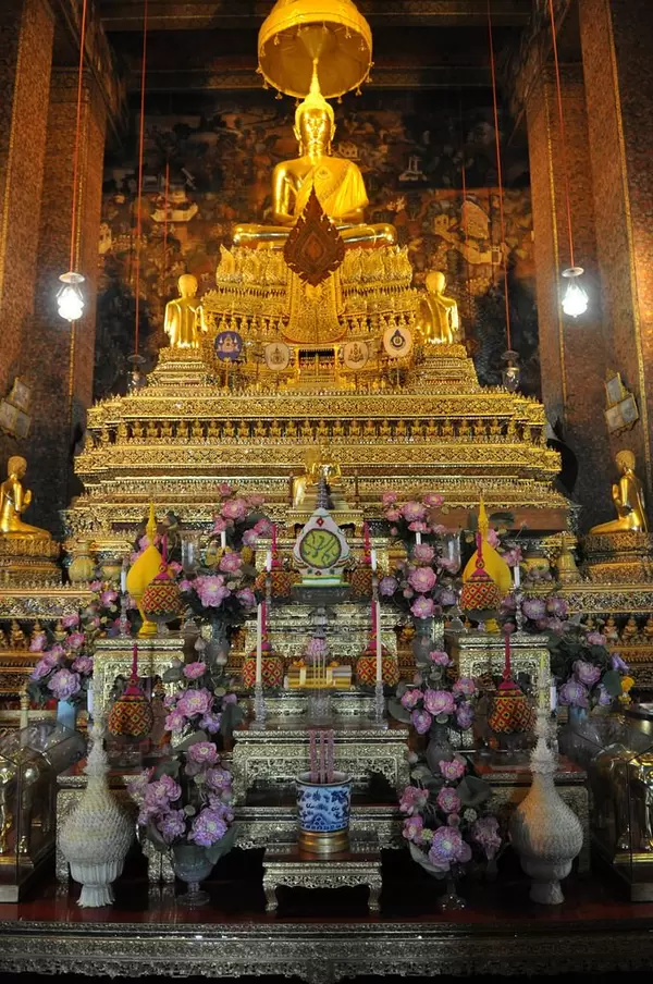 Der prachtvolle Innenraum des Buddha-Tempels Wat Po in Bangkok