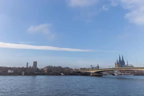 Der Rhein in Köln mit der Deutzer Brücke und dem Kölner Dom