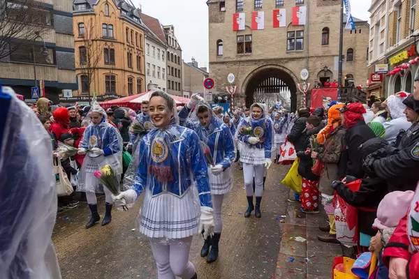 Der Rosenmontagsumzug 2020 findet an einem regnerischen Tag statt. Die Teilnehmer schützen sich mit Regenponchos als der Zug am Severinsburgtor beginnt