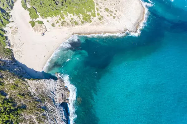 Der Sandstrand von Cala Torta mit türkisem Wasser in der Nähe von Artà auf Mallorca. Dronenaufnahme