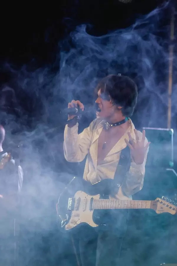 Der Sänger und Gitarist einer lokalen Band Hinter rauch auf der Bühne auf dem Daydream Festival 2018 in Bacolod