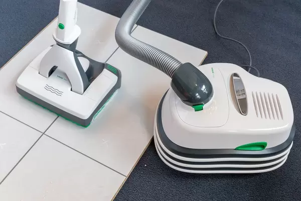 Der Saugwischer Kobold VT300 & SP600 reinigt Hundehaare auf fliesenem Untergrund und wird auf der Hundemesse 2019 in Köln vorgestellt