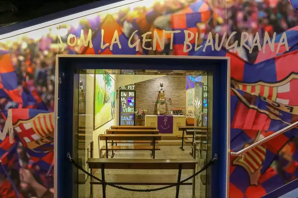 Der Schriftzug im Spielertunnel des Fußballmuseums "Som la gent Blaugrana" - "Wir sind das Barca-Volk" auf katalanisch und ist Teil der FC Barcelona Hymne