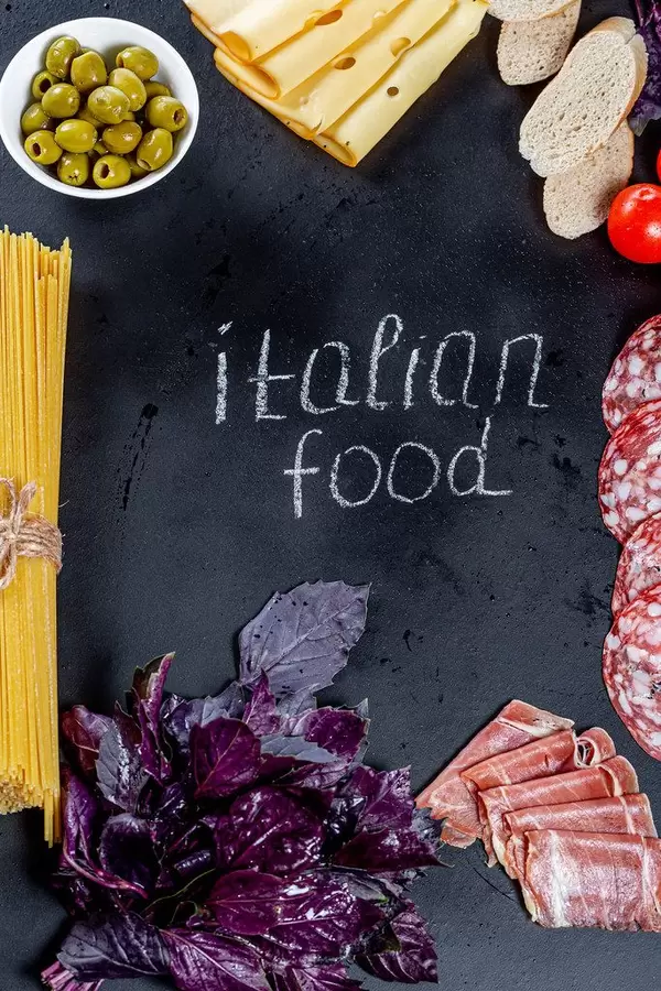 Der Schriftzug Italian Food wird von typisch-italienischen Lebensmitteln umrandet