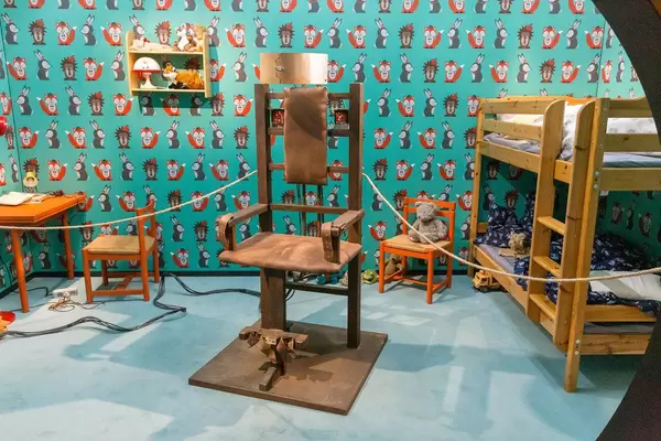 Der Setnachbau des Raumes auf der Gamescom Messe wo sich Adam's Zeitmaschine befindet in der Netflix Serie 'Dark'