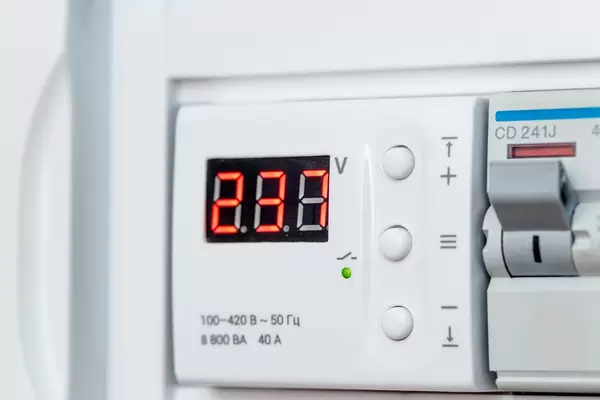 Der Spannungssensor auf dem elektrischen Steuerungspanel