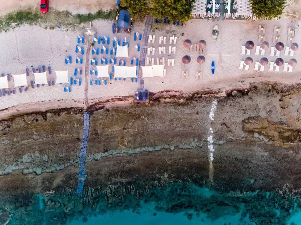 Der Strand in Afitos bei Sonnenuntergang aus der Vogelperspektive