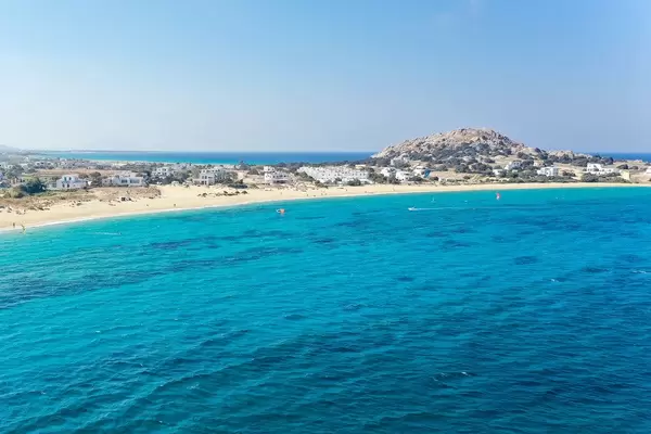 Der Strand und Landspitze Mikri Vigla auf Naxos, Griechenland. Luftaufnahme mit blauem Meer