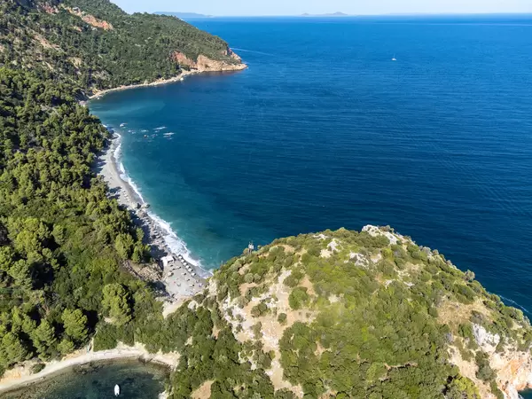 Der Strand Velanio und die Halbinsel daneben. Luftaufnahme auf der griechischen Insel Skopelos
