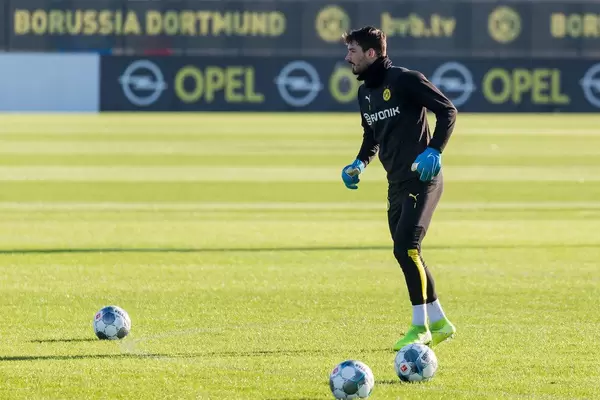 Der Torhüter vom Borussia Dortmund, Roman Bürki, beim öffentlichen Training nach dem ersten Rückrunde-Spiel gegen Augsburg
