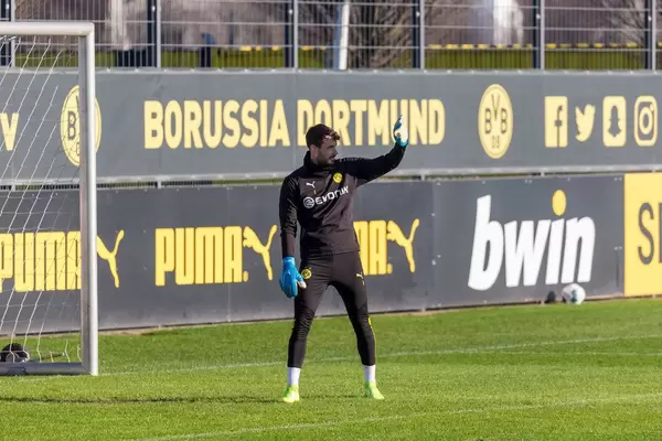 Der Torwart von Borussia Dortmund, Roman Bürki, schütz sich vor der Sonne auf dem Trainingplatz