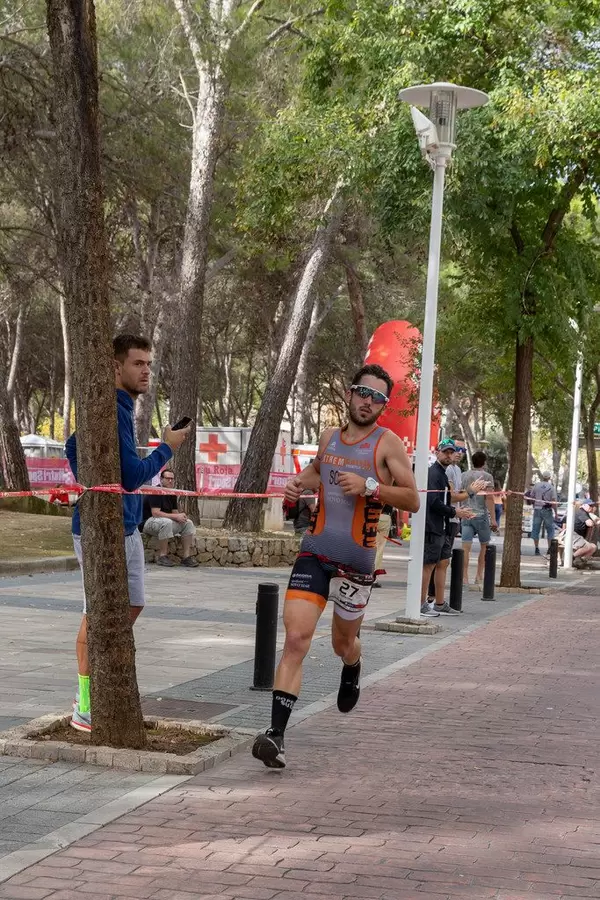 Der Triathlet Guillermo läuft beim Challenge Triathlon in Peguera