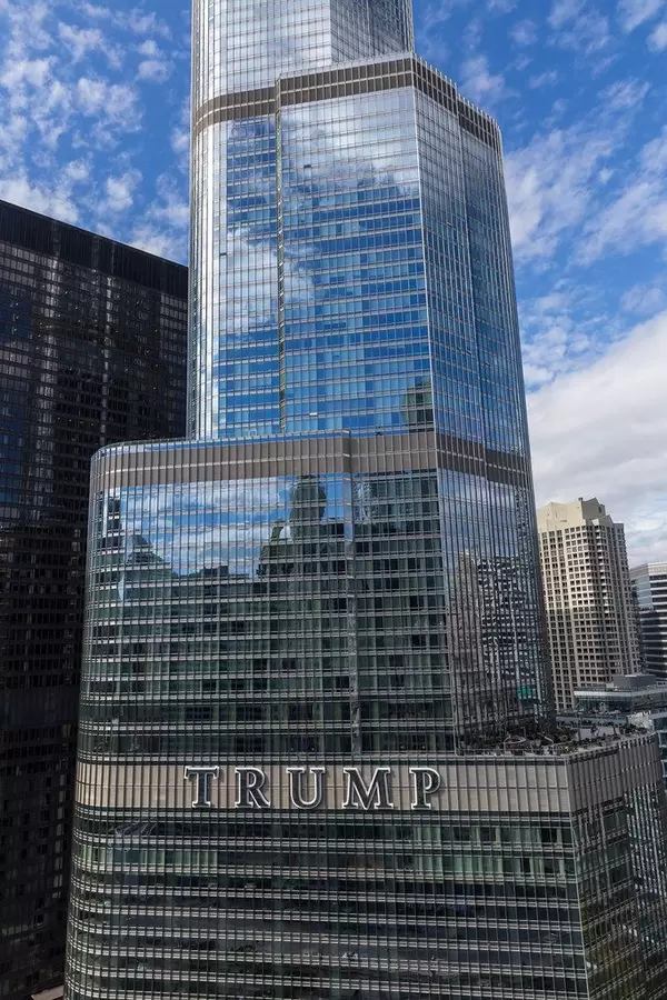 Der Trump Tower: das zweithöchste Gebäude Chicagos. Aufnahme an einem sonnigen Tag