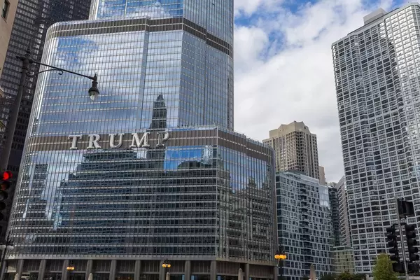 Der Trump Tower in Chicago mit dem großen "Trump" Schriftzug auf der Vorderseite des Gebäudes