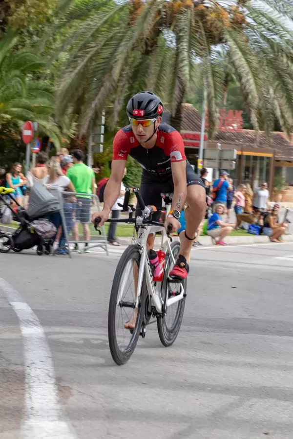 Der Wechsel von Laufen auf das Rad geschieht barfuß bei dem Challenge Triathlon in Peguera