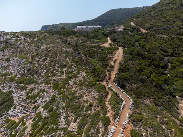 Der Weg zum Heiligen Kloster der Geburt der Jungfrau Maria (Genesiou tis Theotokou) auf Kyra Panagia