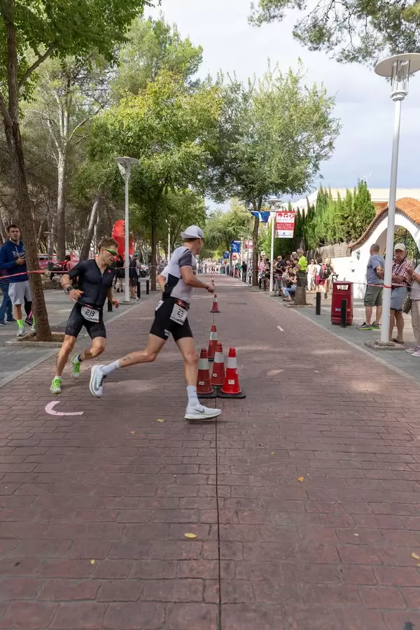 Der Wendepunkt eines Triathlons in Paguera, Julian Hegg und Jesper Nybo Riis kämpfen um die Position