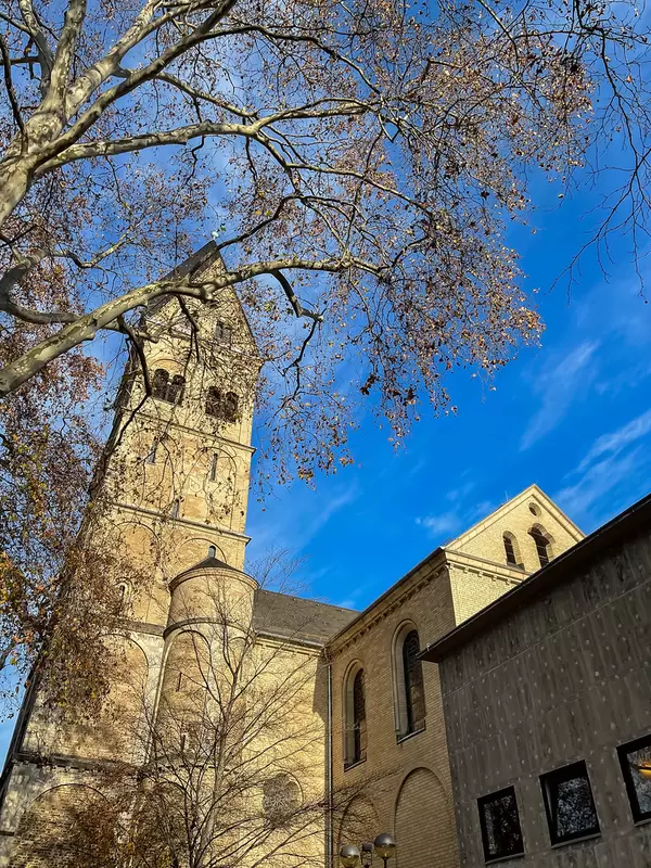 Der Westturm der Basilika St. Aposteln am Neumarkt: eine der romanischen Kirchen in Köln