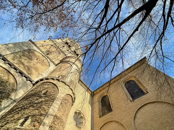 Der Westturm der St. Aposteln Basilika (römisch-katholische Kirche in Köln). Aufnahme von unten