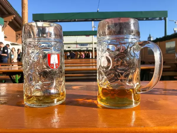 Der Wiesngruß - zwei nicht vollständig ausgetrunkene Maß Bier