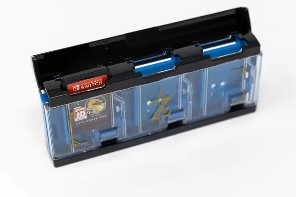 Der Zelda Pop & Lock Spielekartenhalter von Hori bietet Platz für bis zu sechs Nintendo Switch Spiele und hat einen einzigartigen Pop & Lock-Mechanismus