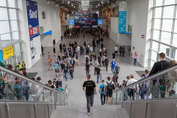 Der zentrale Gang im Koelnmesse Messegebäude der zu verschiedenen Hallen führt