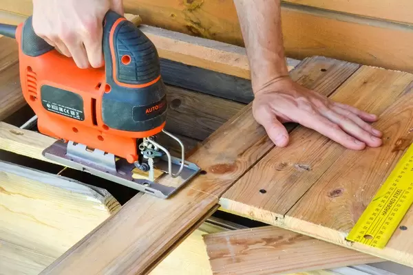 Der Zimmermann macht Handwerk