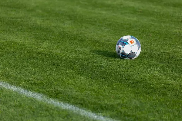 Derbystar Ball auf dem Trainingsrasen von Borussia Dortmund