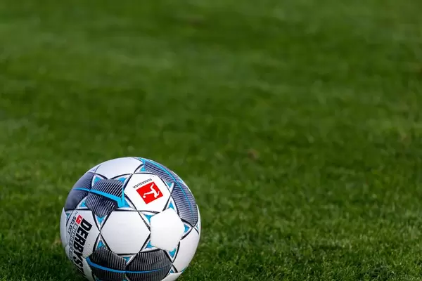 Derbystar Bundesliga Ball in der Nahaufnahme auf dem Rasen des Trainingsgeländes von Borussia Dortmund