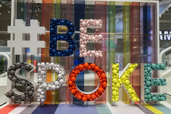 Design-Küchengeräte von Samsung, vorgestellt mit dem Hashtag #BeSpoke (maßgeschneidert) mit bunten Kugeln vor einer farbenfrohen Wand