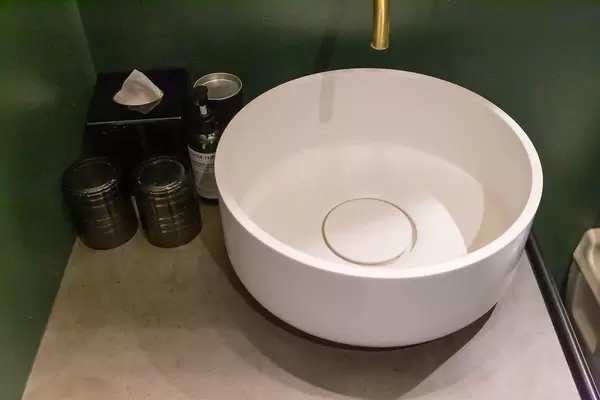 Design-Waschbecken im Badezimmer vom Jams Music & Design Hotel in München, Bayern