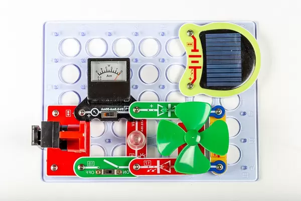 Designer for studying electricity generation with a solar panel and a voltmeter (Flip 2020)
