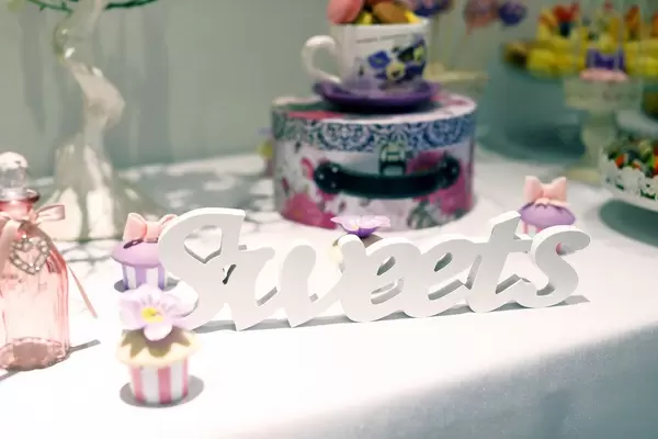 Dessert-Deko und der weiße Schriftzug "Sweets" aus Holz