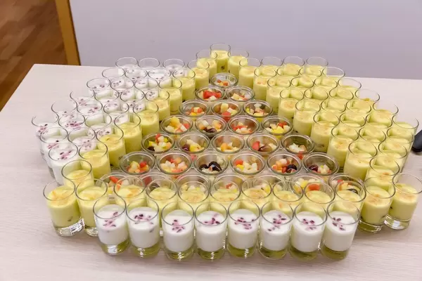 Dessert-Gläser mit Nachtisch, Safran-Joghurt mit Kardamom, Mandelblättchen, Trauben, Blaubeeren und Honig beim AXA Barcamp OMWest19 in Köln