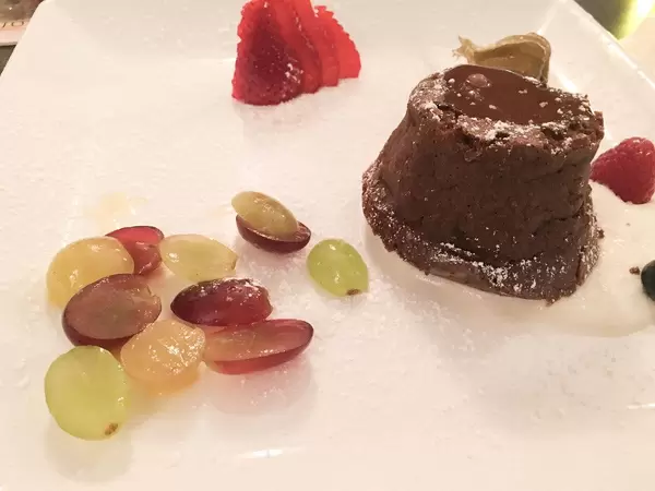 Dessert: Schokoladenkuchen mit Früchten