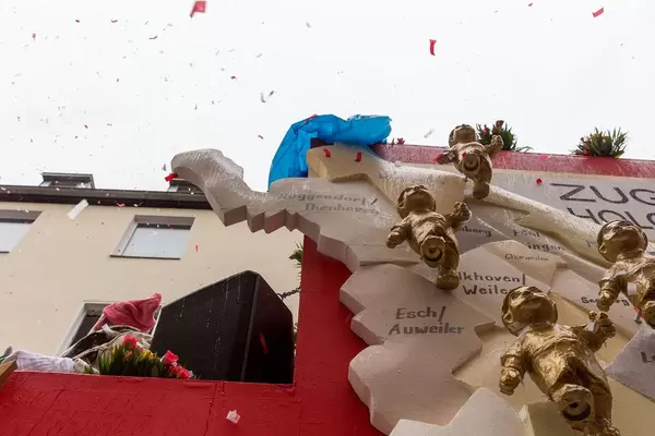 Detail vom Wagen des Zugleiters mit Heinzelmännchen und dem Stadtplan von Köln mit ihren Vierteln