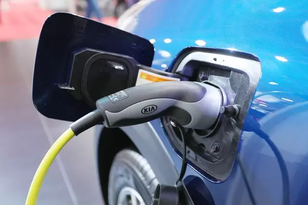 Detail von blauem Kia Niro Plug-in Hybrid beim Laden