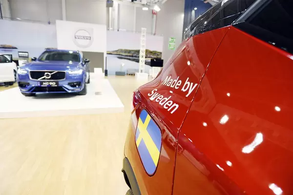 Detail von Volvo Auto: die Flagge Schwedens als Deko auf der Tankklappe mit Beschriftung "Made by Sweden"