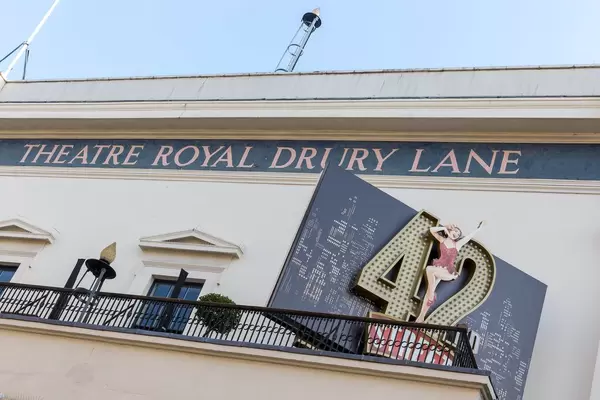 Detailaufnahme des Theatre Royal Drury Lane in London