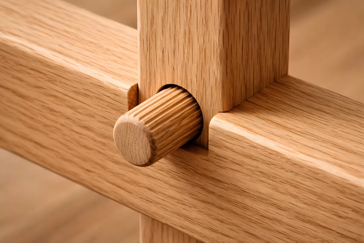 Detailaufnahme einer rustikalen Holztür