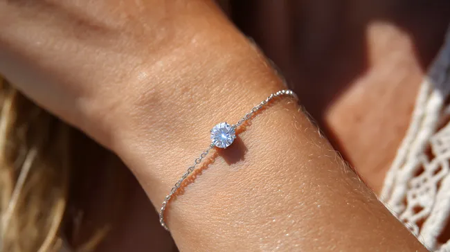 Detailaufnahme eines edlen Diamantarmreifs