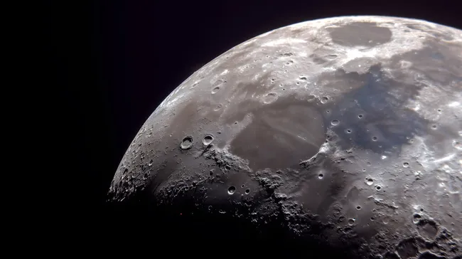 Detaillierte Mondoberfläche mit Kratern und Schatten