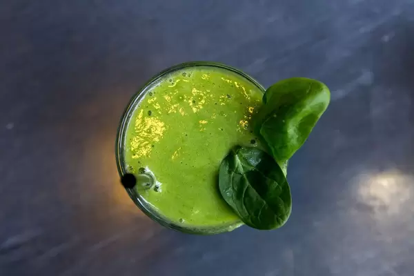 Detox Smoothie mit Spinat, Basilikum und Ingwer