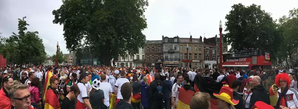 Deutsche Fans mit DFB Fanclub in Lille