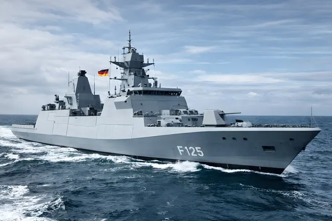 Deutsche Fregatte F125 auf See mit Bundesflagge
